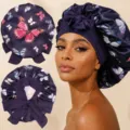 Primer plano del gorro de satén con estampado de mariposas y cinta ajustable. - Talla única / Azul marino
