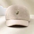 Vista detallada de la gorra de béisbol de felpa beige y pana con bonito bordado de pato. - Ajustable / Beige