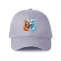 Cappellino da baseball grigio regolabile con grafica di calcio fuoco e ghiaccio sul davanti. - Regolabile / Grigio