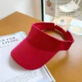 Gedetailleerd overzicht van de felroze zonneklep zonder bovenkant, zomerse casual hoed. - Verstelbaar (54-58cm) / Rood