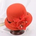 Chapeau melon en feutre de laine orange d'hiver pour femme avec fleur et perle vintage. - M (56-58cm) / Pivoine / Rouge Brique