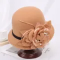Gros plan détaillé du chapeau cloche en laine d'hiver élégant avec fleur en tissu et plume. - M (56-58cm) / Pivoine / Kaki