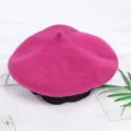 Boina de lana magenta para mujeres, elegante sombrero de invierno y otoño chic. - Ajustable / Rosa rojo