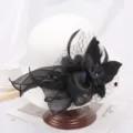 Détail de chapeau cloche en feutre de laine avec élégante fleur en filet noir et plumes rétro vintage. - M (56-58cm) / Fleur de Dentelle / Blanc