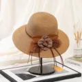 Sommer Strohhut Detailansicht mit dekorativen Stoffblumen und elegantem braunen Lederriemen. - Hutumfang (55-59cm) mit Winddichtem Seil / Khaki