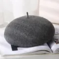 Klassieke grijze wollen baret voor vrouwen, stijlvolle Franse schildersmuts voor de koude winter. - Verstelbaar / donkergrijs