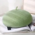 Lichtgroene wollen baret voor dames, zachte gezellige vintage baret hoed, chique winter hoofddeksel. - Verstelbaar / Avocadogroen