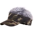 Camouflage zonneklep pet met grijs nep haar bovenop, grappige novelty hoed voor buitensport hip hop. - Verstelbaar / Legergroen Camo Volwassene (Grijs Haar)