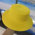 Gros plan sur un chapeau de paille jaune vif, accessoire de protection solaire d'été. - M (56-58cm) / Jaune