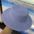 Détail du chapeau de paille bleu plat montrant la texture tissée fine pour la plage d'été. - M (56-58cm) / Bleu Brume