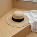 Gedetailleerd overzicht van de zomer raffia strohoed met zwarte lint, elegante zonnehoed. - M (56-58cm) / Zwart