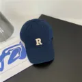 Casquette de baseball classique en coton bleu marine avec un écusson lettre R stylé. - M (56-58cm) / Bleu marine