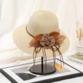 Detailansicht Damen Strohhut mit braunen Stoffblumen und eleganten Schleifenverzierung. - Hutumfang (55-59cm) mit Winddichtem Seil / Beige