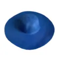 Détail du chapeau de paille bleu à large bord, texture tissée fine pour protection solaire. - M (56-58cm) / Bleu saphir