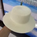Chapeau de paille plat beige pour femme, chapeau de soleil d'été, fedora tissé pour vacances. - M (56-58cm) / Crème