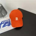 Casquette de baseball orange en coton avec broderie R blanche, style décontracté et souple. - M (56-58cm) / Rouge Orangé