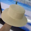 Chapeau de paille beige femme, chapeau de soleil plat, élégant chapeau de plage. - M (56-58cm) / Blanc Cassé