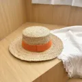 Raffia platte strohoed met oranje lint, stijlvolle zonbescherming strandhoed voor zomervakantie. - M (56-58cm) / Oranje