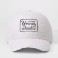Vue détaillée de la casquette de baseball en polaire teddy blanche avec un patch brodé Howdy Darlin. - Réglable / Blanc