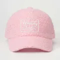 Gros plan de la casquette de baseball en polaire teddy rose avec un patch brodé blanc détail. - Réglable / Rose