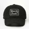 Vue détaillée de la casquette de baseball en polaire teddy noire avec broderie Howdy Darlin. - Réglable / Noir