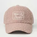 Vue detaillee de la casquette de baseball en polaire teddy avec broderie Howdy Darlin. - Réglable / Khaki