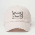 Vue détaillée de la casquette de baseball douillette en polaire avec broderie Howdy Darlin. - Réglable / Beige