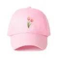 Gedetailleerd uitzicht op de roze honkbalpet met een delicate aquarel tulpendruk. - Verstelbaar / Roze