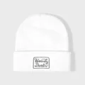 Witte gebreide muts met geborduurd tekstdetail aan de voorkant, warm en casual winteraccessoire. - Verstelbaar / Wit