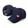 Dunkelblaue schnelltrocknende Pferdeschwanz-Baseballkappe mit süßem rosa Herz-Print. - Verstellbar / Marineblau