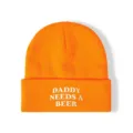 Oranje gebreide muts met grappige geborduurde tekst DADDY NEEDS A BEER op de omslag. - Verstelbaar / Oranjegeel