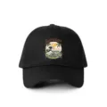 Dettaglio del cappellino da baseball nero con stampa grafica vintage di onda e sole. - Regolabile / Nero