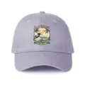 Primo piano del cappellino da baseball lavanda con stampa di onda grafica e visiera curva. - Regolabile / Grigio