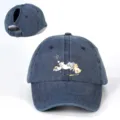 Gorra de béisbol de mezclilla azul oscura con cola de caballo y estampado de gatos durmiendo. - Ajustable / Azul Marino