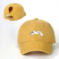 Vista detallada de la gorra de béisbol de algodón lavado amarillo con gatos. - Ajustable / Amarillo