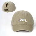 Vista detallada de gorra caqui lavada con estampado de gatos y correa trasera ajustable. - Ajustable / Caqui