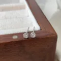 Silberne runde Zirkonia Ohrstecker in Fassung minimalistischer Schmuck für Damen Alltag. - Platin-3MM