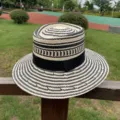 Retro color-block straw boater hat for women, stylish flat brim sun protection beach cap. - M (56-58cm) / Vintage Color Block Straw Hat