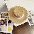 Primer plano de un sombrero de paja de verano con borde deshilachado y cinta blanca. - M (56-58cm) / Rafia Calada Cinta Triple Pliegue - Blanco