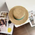 Vista detallada del sombrero de paja de rafia tejida con cinta verde y flecos para verano. - M (56-58cm) / Rafia Calada Cinta Triple Pliegue - Verde
