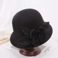Detailweergave van de zwarte wollen viltklokhoed met elegante stoffen bloemversiering. - M (56-58cm) / Zwart met Pioenroos Borduurwerk