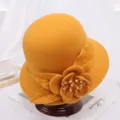 Gedetailleerde close-up van een gele wollen viltmuts met elegante bloemen- en bladdecoratie. - M (56-58cm) / Pioenroos Geel