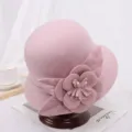 Detail van de roze wollen viltmuts met elegante 3D bloemdecoratie en zachte textuur voor dames. - M (56-58cm) / Pioen Paars