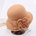 Camel vilten cloche hoed voor dames, met elegante bloem- en bladdecoratie details. - M (56-58cm) / Khaki met Pioenroos Borduurwerk