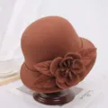 Gedetailleerd uitzicht op de elegante bruine wollen viltklokhoed met chic bloemaccent. - M (56-58cm) / Pioenroos Karamel