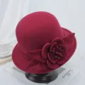 Dames wijnrode wolvilten klokhoed hoed met elegante bloemblad decoratie voor de koude herfst. - M (56-58cm) / Wijnrood met Pioenroos Borduurwerk