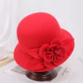 Rode wollen viltklokhoed voor dames, vintage Britse stijl winterhoed met bloemendetails erbij. - M (56-58cm) / Pioenroos Rood