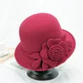 Elegante bordeauxrode dames wolvilt bolhoed hoed met bloemdecoratie voor herfst en winter. - M (56-58cm) / Wijnrode Roos
