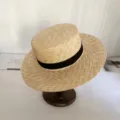 Handgemachter flacher Strohhut mit schwarzem Band, perfekter Sommer Sonnenschutz Strandhut Detail. - M (56-58cm) / Blockmuster Band - 9cm Krempe