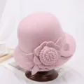 Roze wollen vilt klokhoed met 3D stoffen bloem detail, stijlvol winter accessoire. - M (56-58cm) / Roos Paars